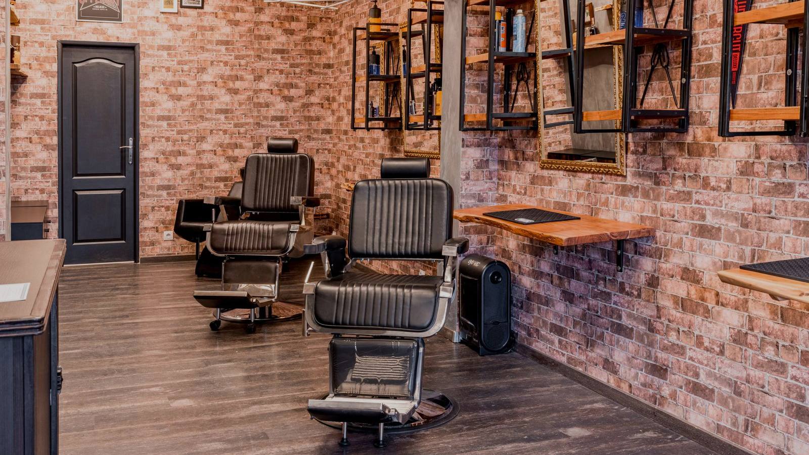 Innenraum des Salons mit Ledersesseln und Backsteinwand