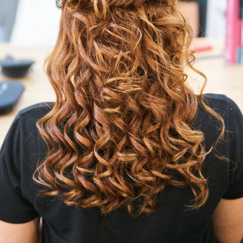 Frisch gestylte Locken mit eingedrehtem Zopf